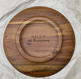 飲食店のお祝いに木製の皿に刻印